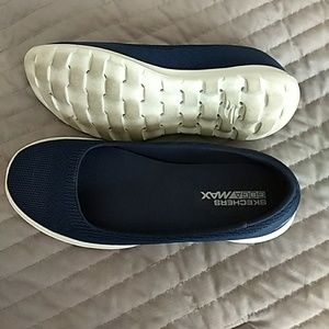Like new! Skechers navy skimmer. Size 8.5